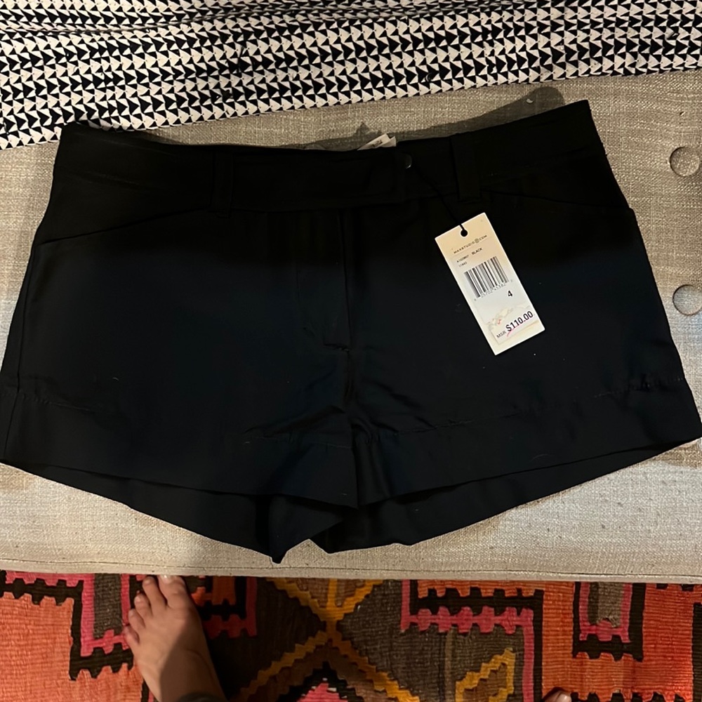 Black dress shorts. NWT. Size 4. Max studio. Leon max. Fitted.